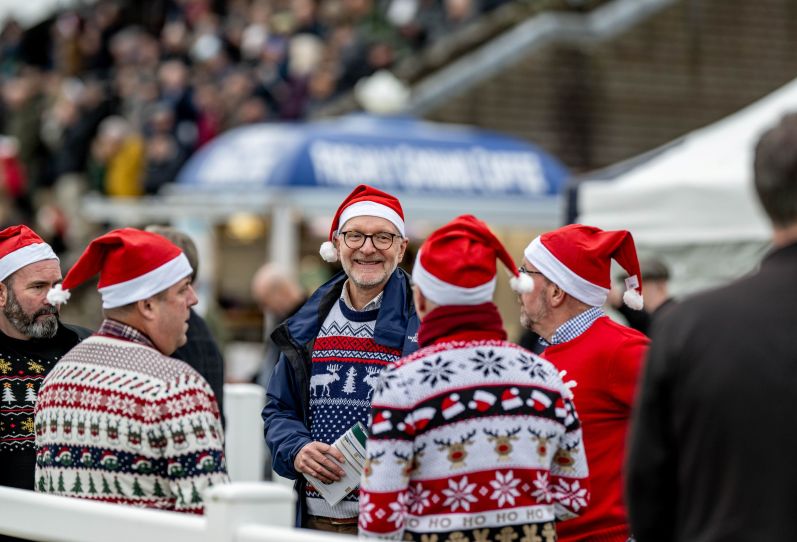 Christmas Jumper Raceday (picture: Plumpton Racecourse Ltd)