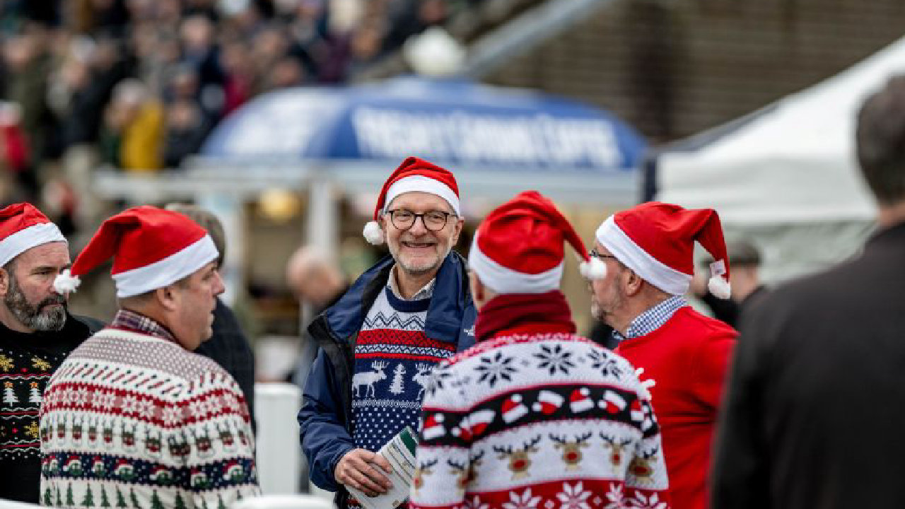 Christmas Jumper Raceday (picture: Plumpton Racecourse Ltd)